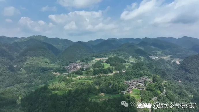 湖南贵州重庆3省交界处的一座云端苗寨,年吸引88万人参观,18个溶洞串联成亚洲第一奇洞
