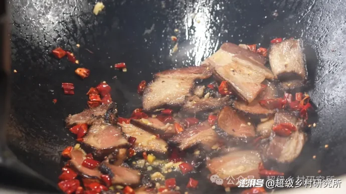 湖南贵州重庆3省交界处的一座云端苗寨,年吸引88万人参观,18个溶洞串联成亚洲第一奇洞