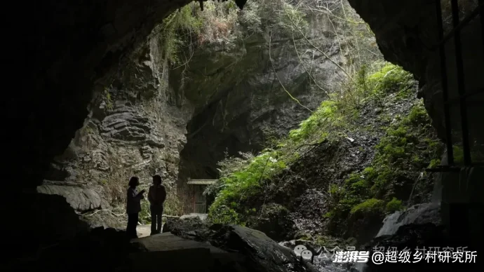 湖南贵州重庆3省交界处的一座云端苗寨,年吸引88万人参观,18个溶洞串联成亚洲第一奇洞