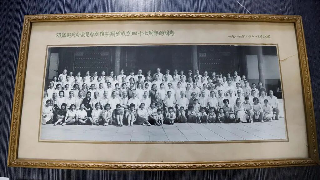 78岁“孩子剧团”后人捐出母亲遗物，牵出一段烽火往事……