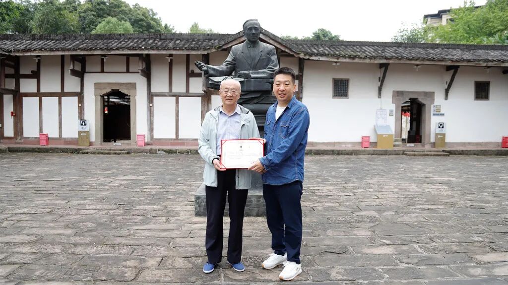 78岁“孩子剧团”后人捐出母亲遗物，牵出一段烽火往事……