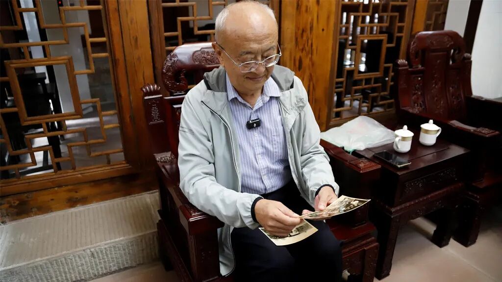 78岁“孩子剧团”后人捐出母亲遗物,牵出一段烽火往事……