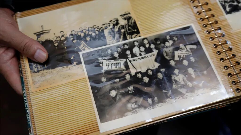 78岁“孩子剧团”后人捐出母亲遗物,牵出一段烽火往事……