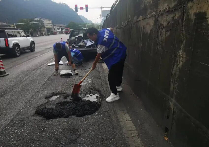 西秀区城管局 党建引领守初心  匠心修路护赛道