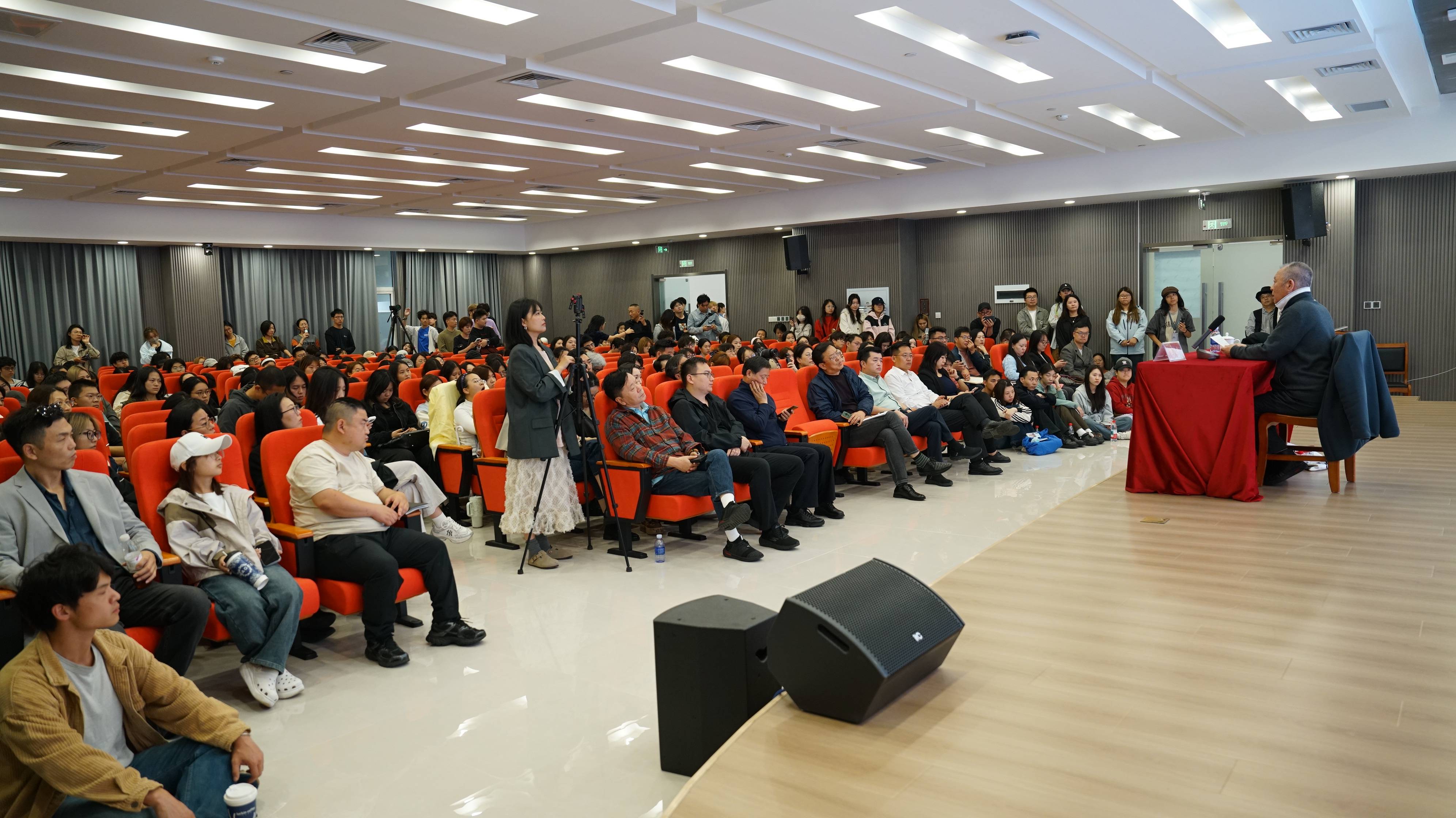 著名作家梁晓声做客青岛电影学院名师大讲堂 畅谈文学影像与时代下的文艺创作