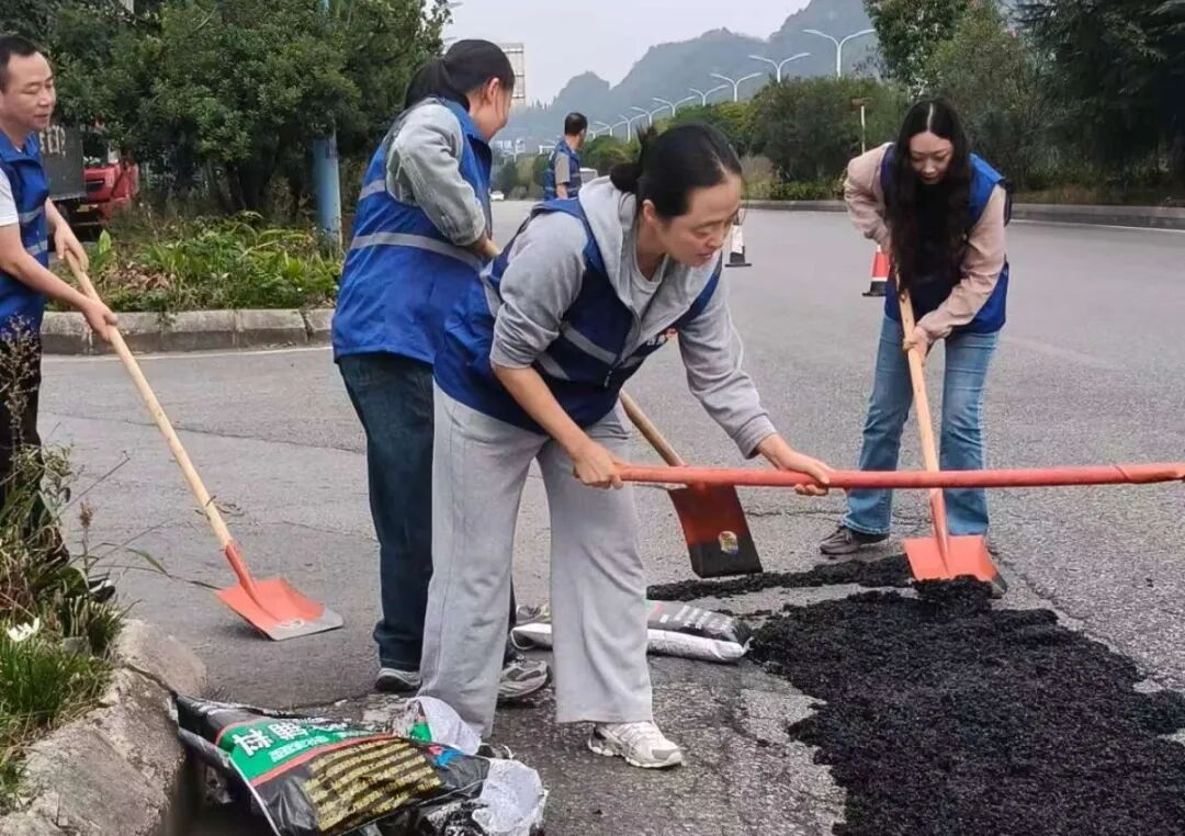 西秀区城管局 党建引领守初心  匠心修路护赛道