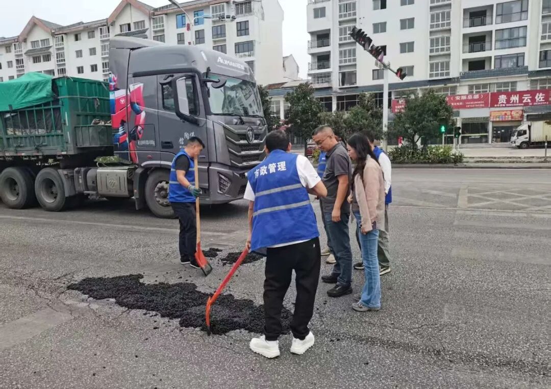 西秀区城管局 党建引领守初心  匠心修路护赛道