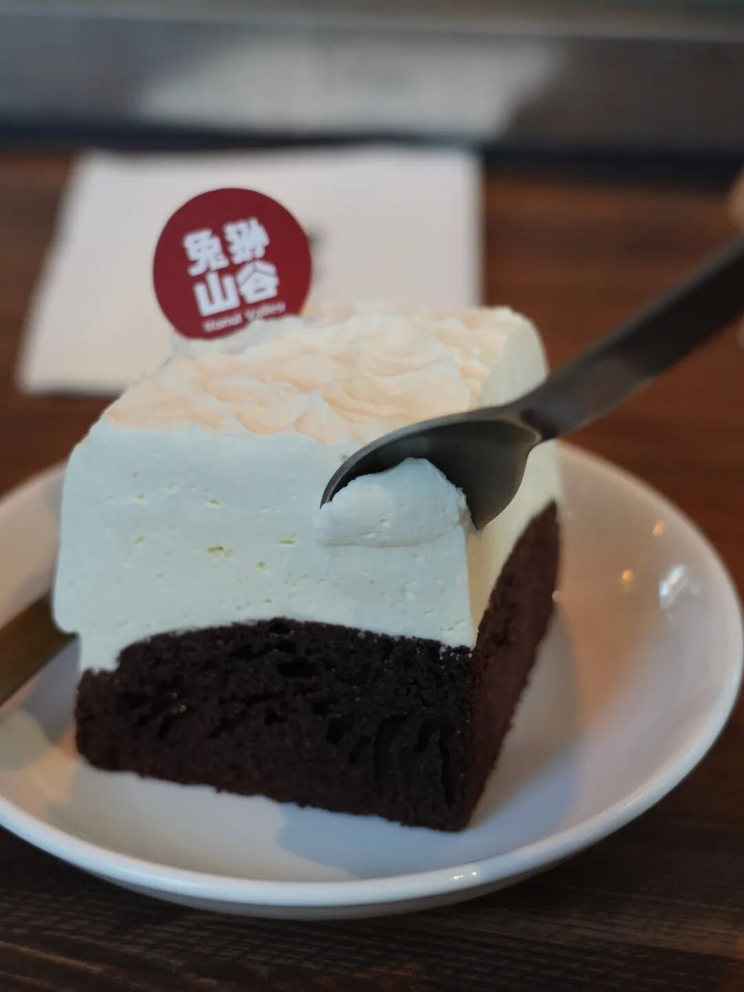 窗外是红叶，院里是鸽子，露台晒着太阳……在乌鲁木齐这5家店，坐着赏秋