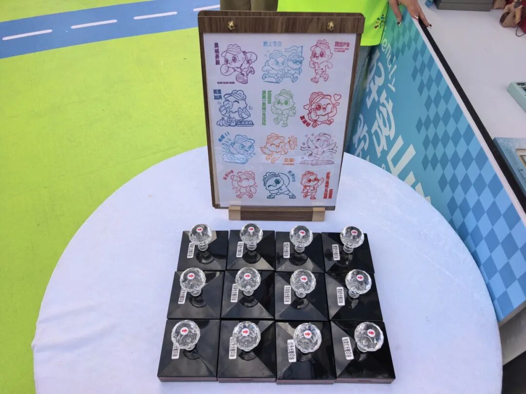 鸠宝现身2026济南（泉城）马拉松博览会，专属文创限量开售！