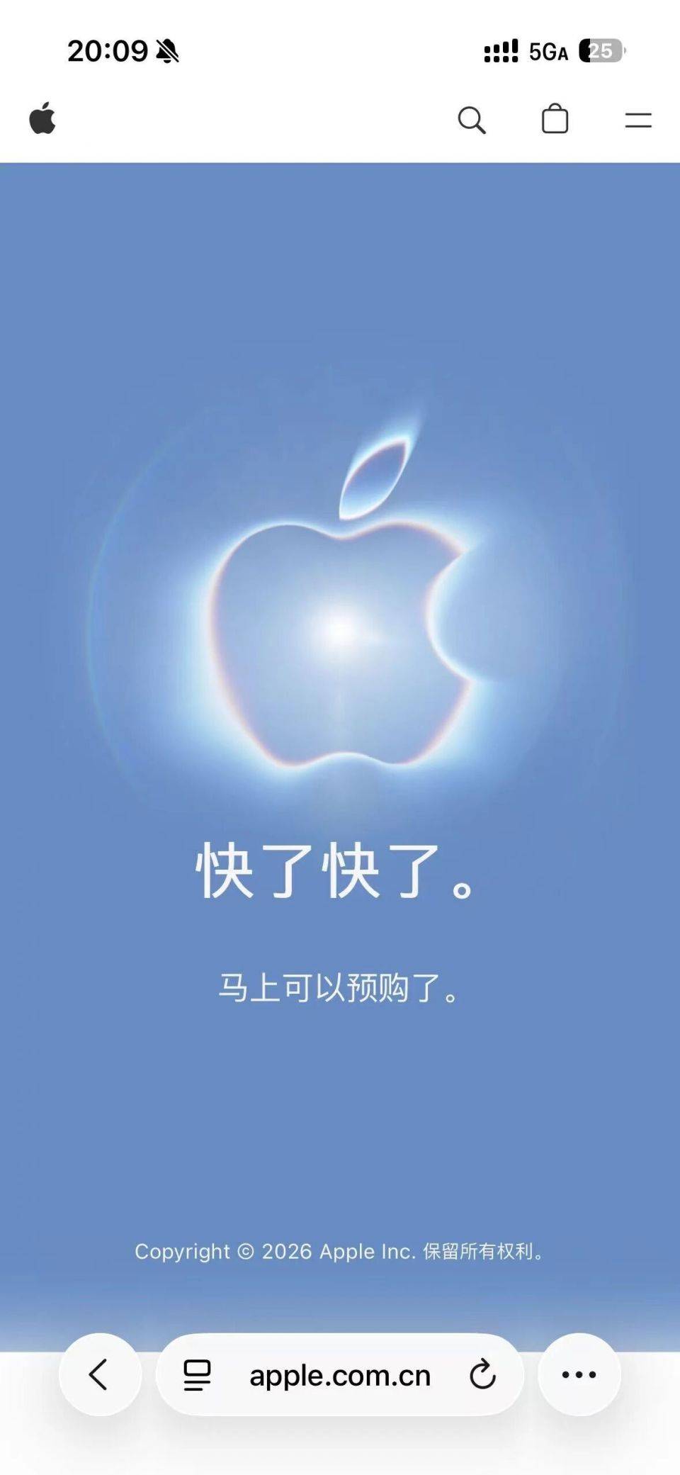 预售炒到近5万元！苹果首款折叠屏手机首销现场溢价跳水