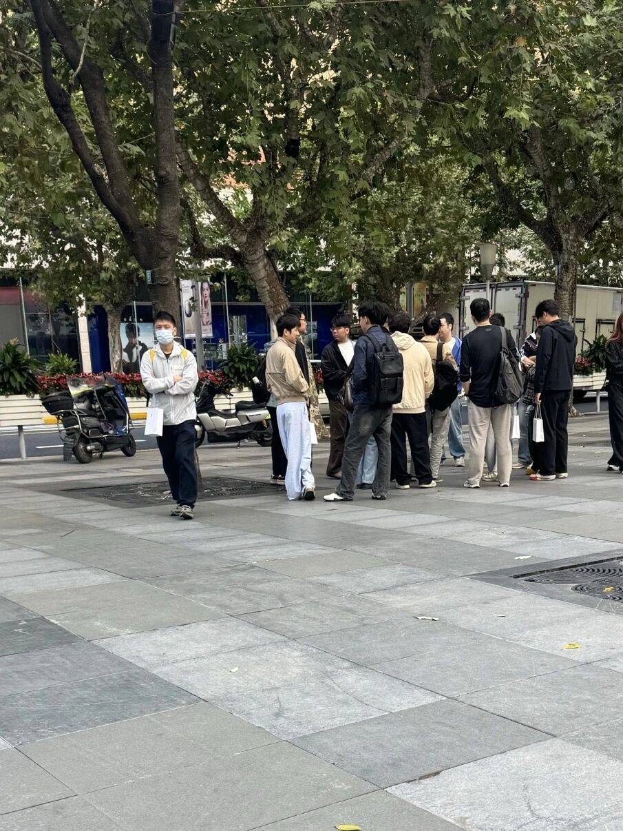 预售炒到近5万元！苹果首款折叠屏手机首销现场溢价跳水