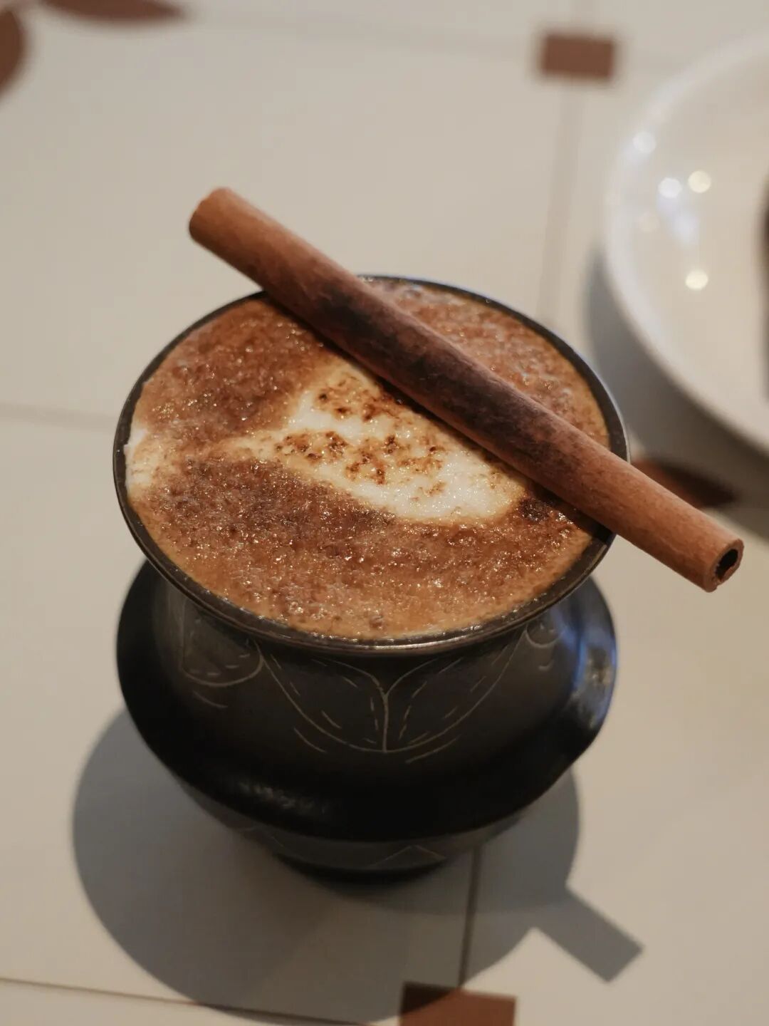 窗外是红叶，院里是鸽子，露台晒着太阳……在乌鲁木齐这5家店，坐着赏秋