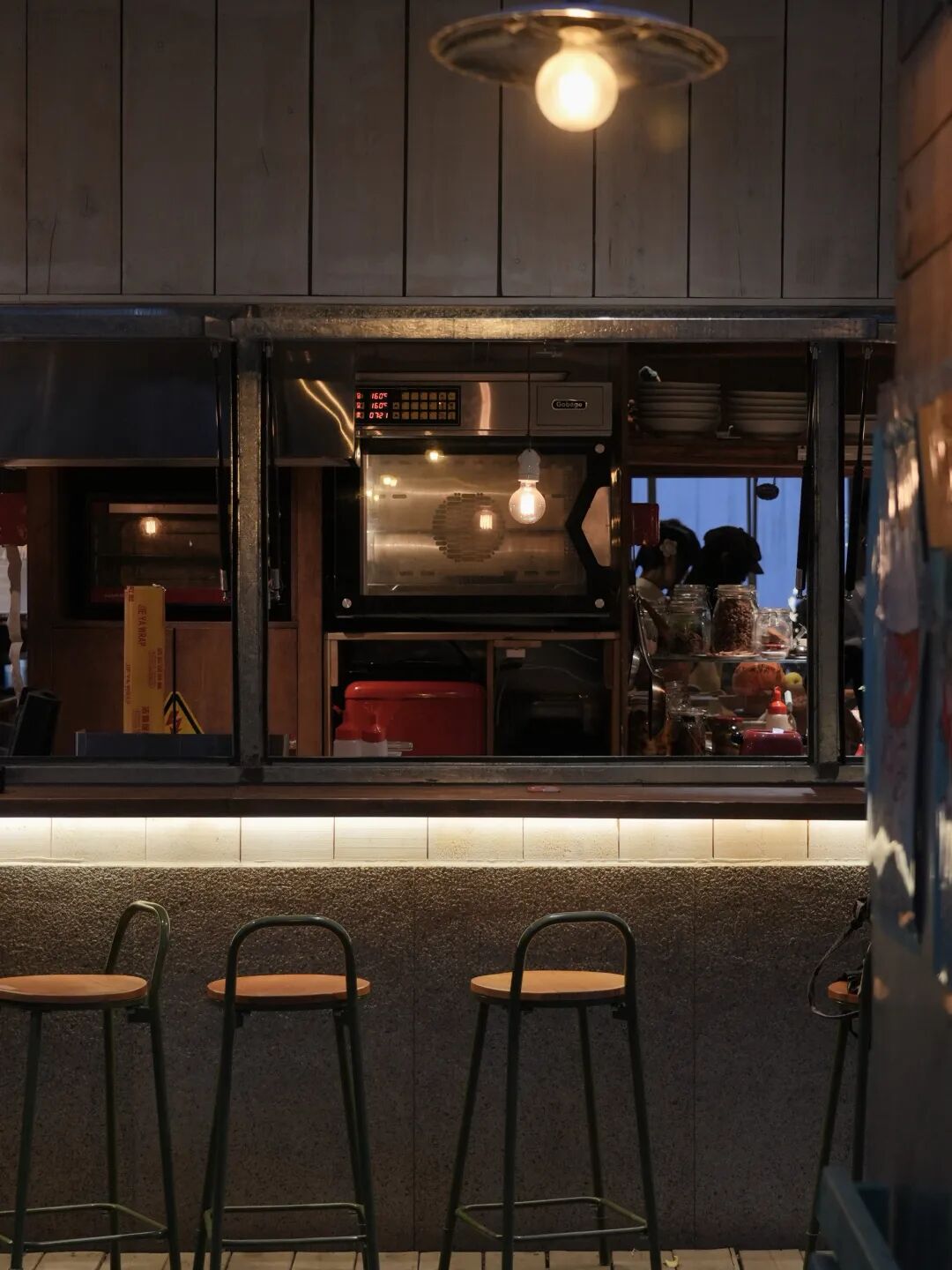窗外是红叶，院里是鸽子，露台晒着太阳……在乌鲁木齐这5家店，坐着赏秋