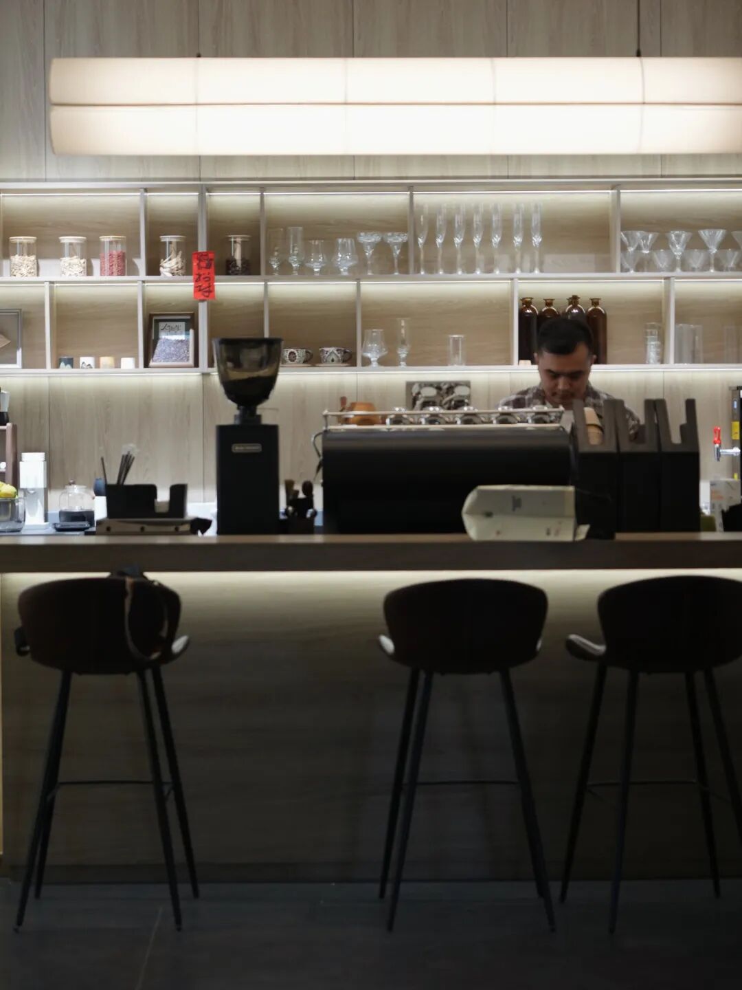 窗外是红叶，院里是鸽子，露台晒着太阳……在乌鲁木齐这5家店，坐着赏秋