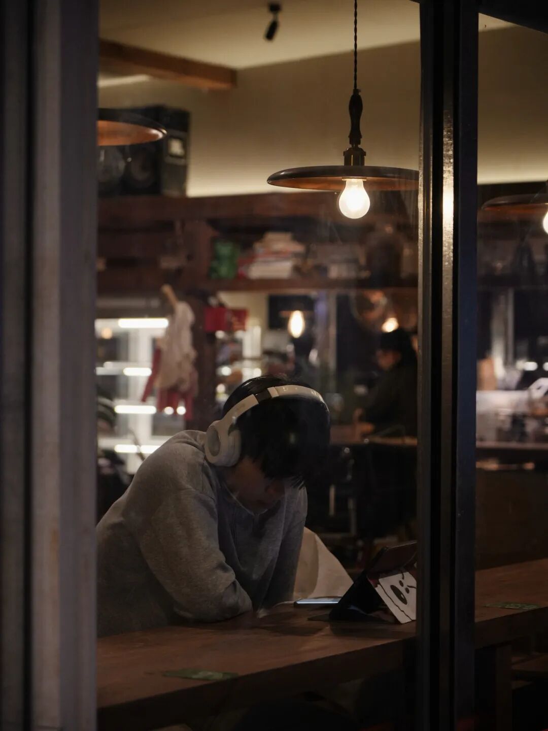 窗外是红叶，院里是鸽子，露台晒着太阳……在乌鲁木齐这5家店，坐着赏秋