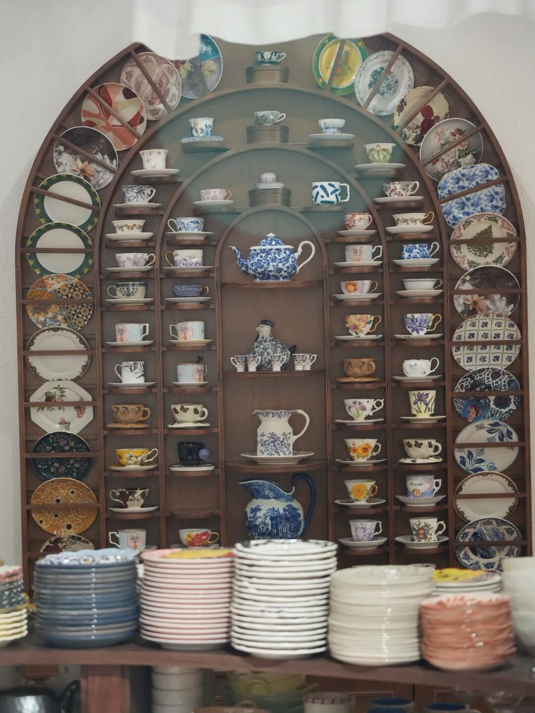 窗外是红叶，院里是鸽子，露台晒着太阳……在乌鲁木齐这5家店，坐着赏秋
