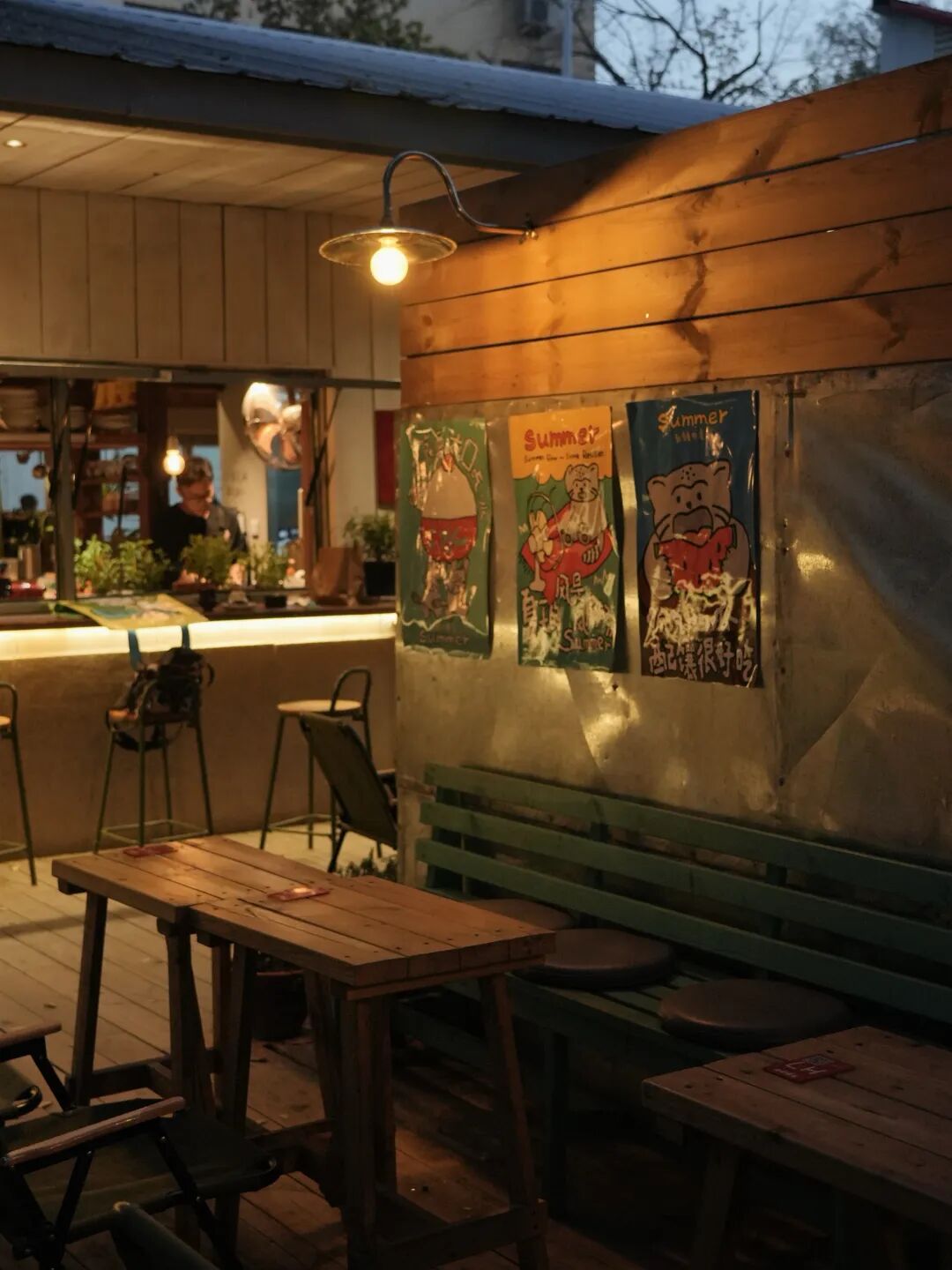窗外是红叶，院里是鸽子，露台晒着太阳……在乌鲁木齐这5家店，坐着赏秋