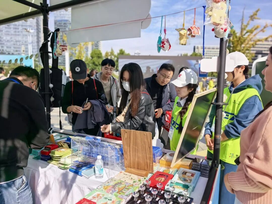 鸠宝现身2026济南（泉城）马拉松博览会，专属文创限量开售！