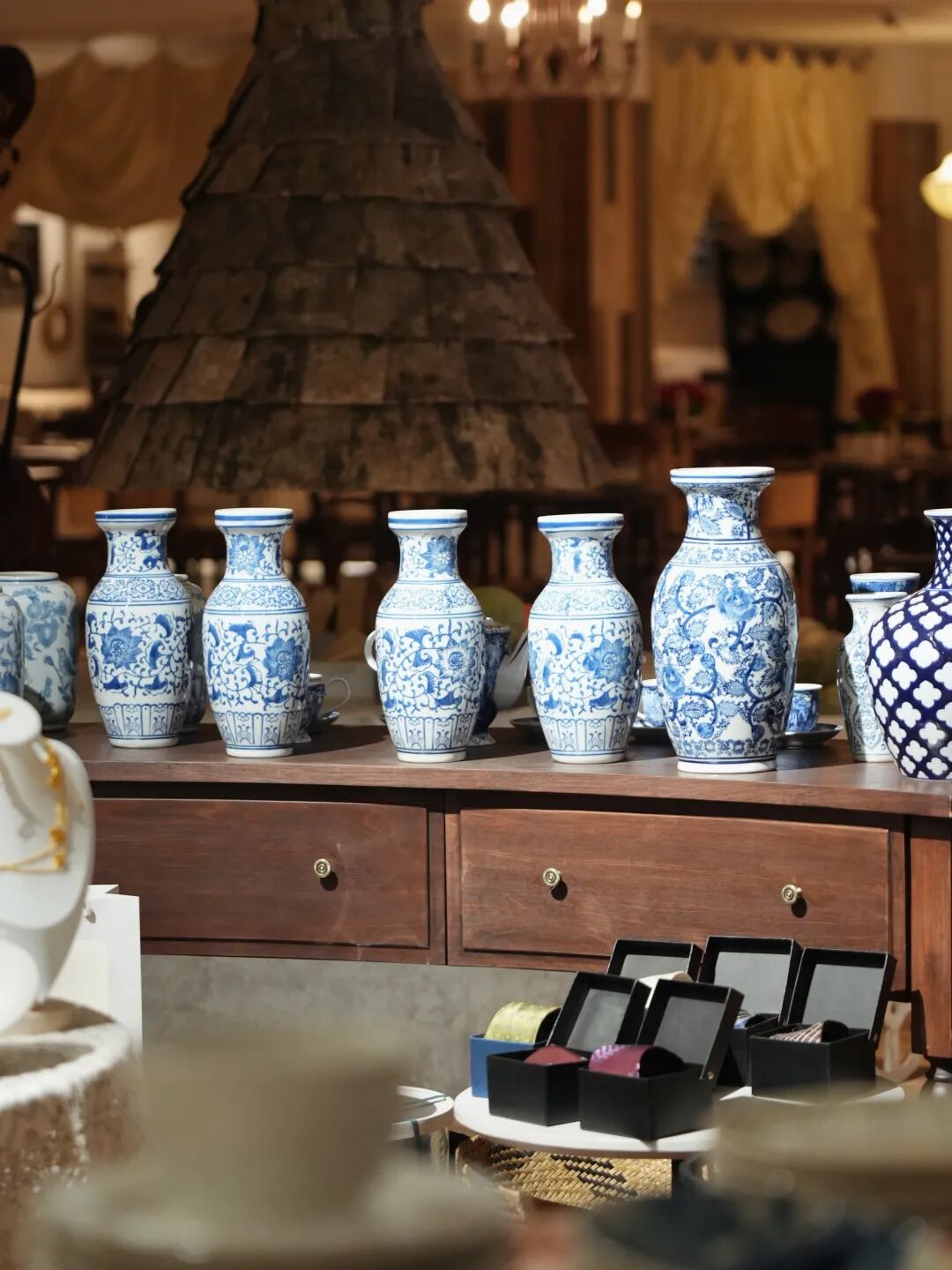 窗外是红叶，院里是鸽子，露台晒着太阳……在乌鲁木齐这5家店，坐着赏秋
