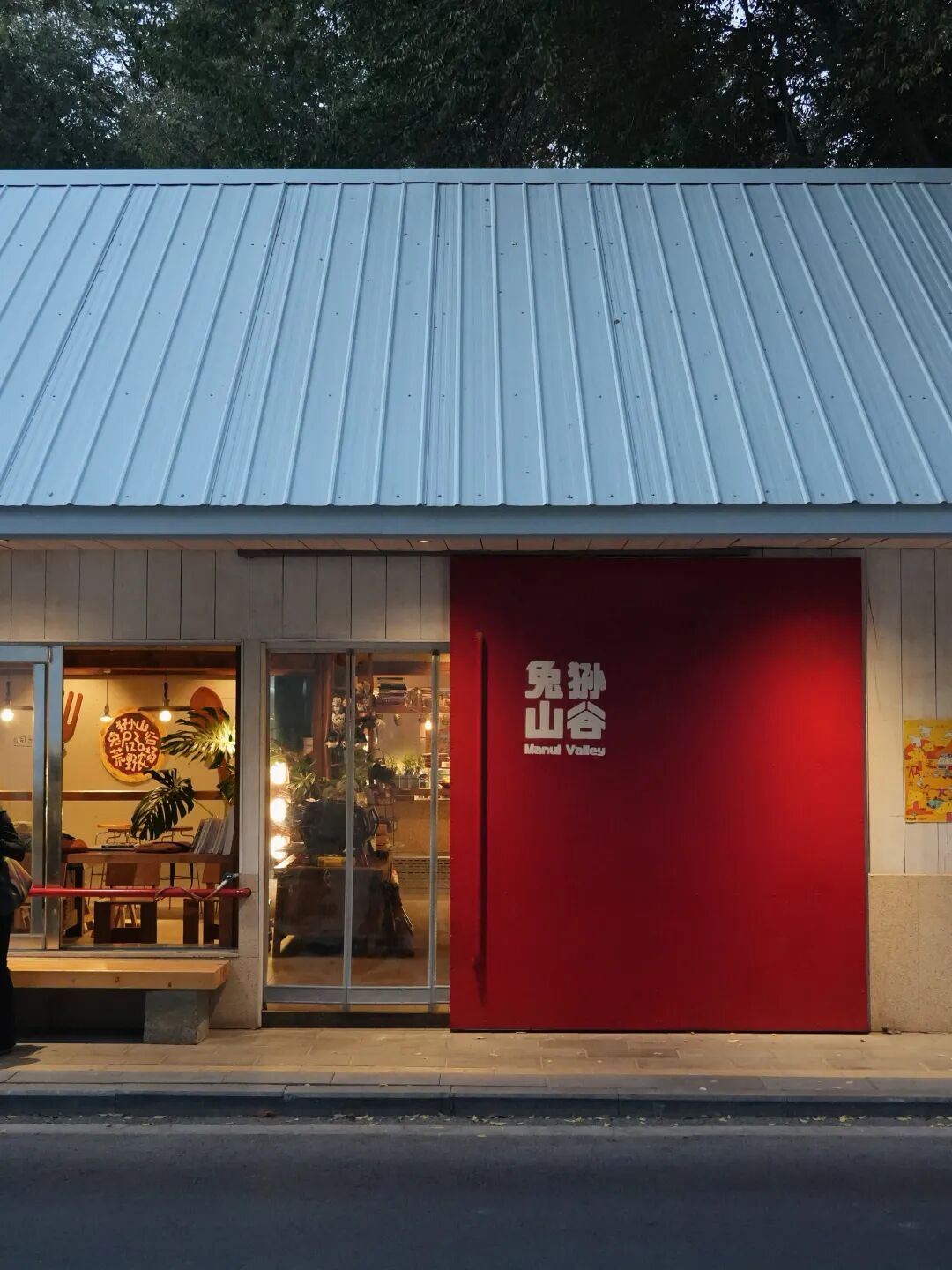 窗外是红叶，院里是鸽子，露台晒着太阳……在乌鲁木齐这5家店，坐着赏秋