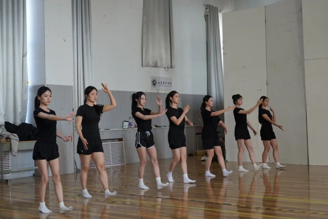 三日淬炼 唤醒身体能量——山东艺术学院戏剧学院“肢体·能量”表演训练工作坊圆满收官