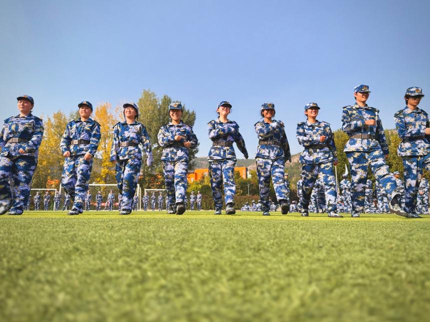 丹青｜现场 山东艺术学院美术学院2026级新生军训风采录