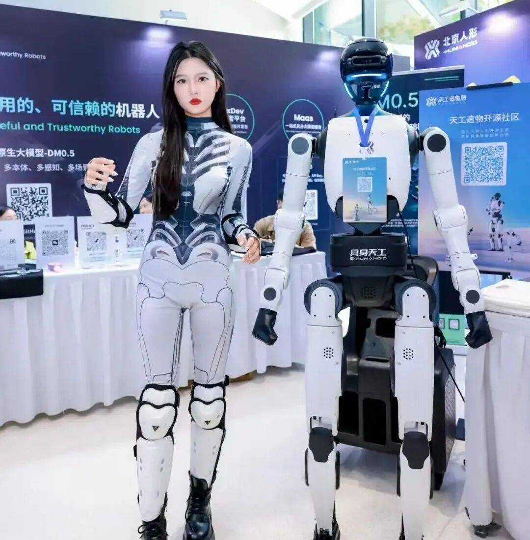 跟黄仁勋逗趣的机器鸭爆单!机器人进入“树莓派”时刻?