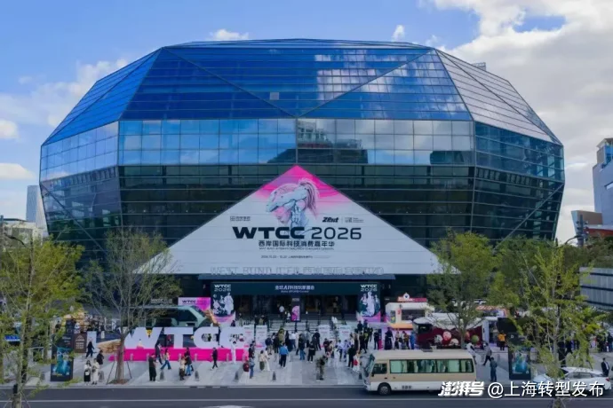 从“首店”到“首发”再到“首测”:谁在争夺AI产品的定义权?