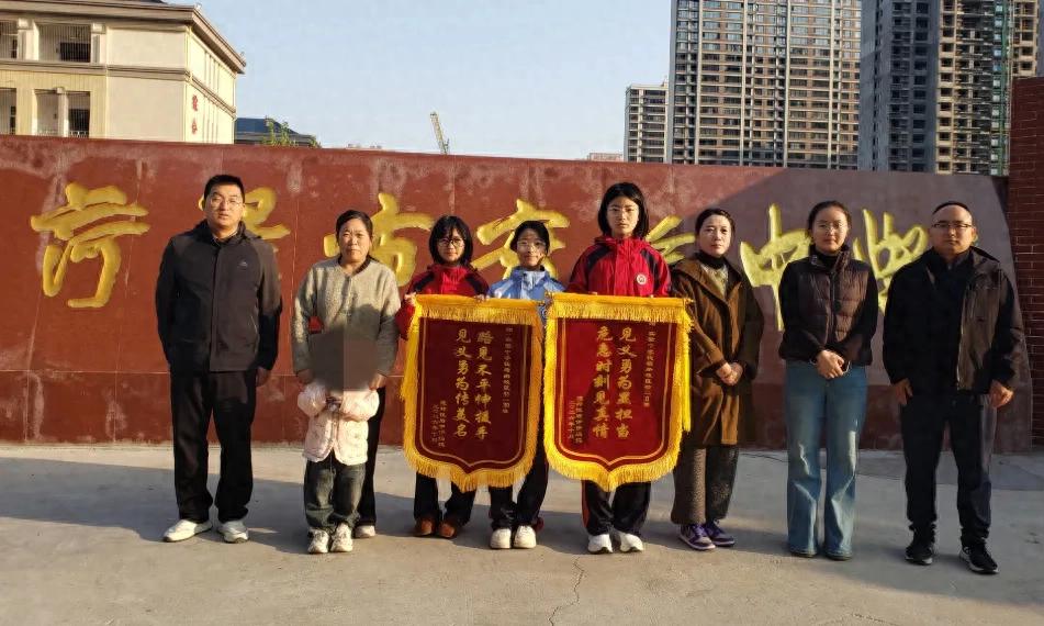 两岁女童晚高峰走失街头,菏泽三名中学生出手了!