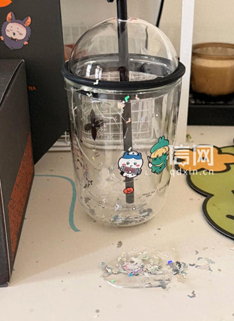 茉莉奶白联名玻璃杯上市当天遭消费者集中反映易碎划手,有网友称手指受伤住院