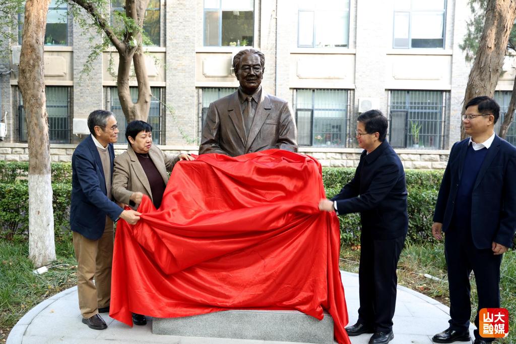 吴富恒先生雕像在山东大学落成——美国现代文学研究在中国的发展与创新学术研讨会同步举行