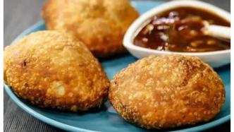 齋普爾的金黃誘惑：一口洋蔥酥餅的街頭記憶