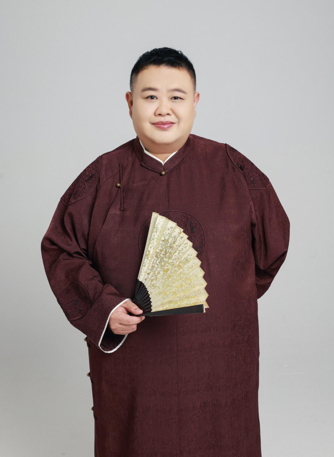 相声表演艺术家李文华先生的外孙.1990年开始说相声,主攻捧哏