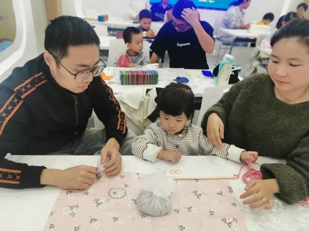 爱在重阳,情暖隔代 | 县妇联这场“隔代教养”祖孙派对,温暖了整个季节!_澎湃号·政务_澎湃新闻-The Paper