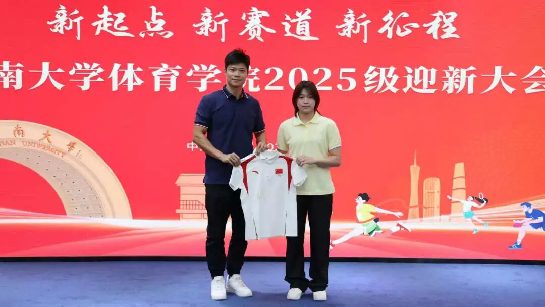全红婵时隔半年重返赛场,搭档王伟莹夺得女子团体双人10米跳台第一;此前经历艰难过程,“最困难的事便是控制体重”