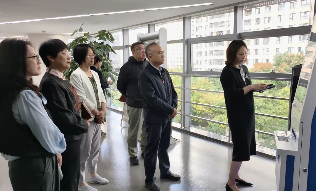 施斌一行实地考察医保事务中心服务大厅,详细了解异地就医结算,长护险