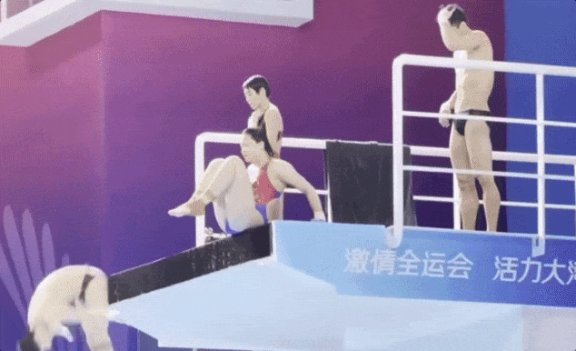 全红婵时隔半年重返赛场,搭档王伟莹夺得女子团体双人10米跳台第一;此前经历艰难过程,“最困难的事便是控制体重”