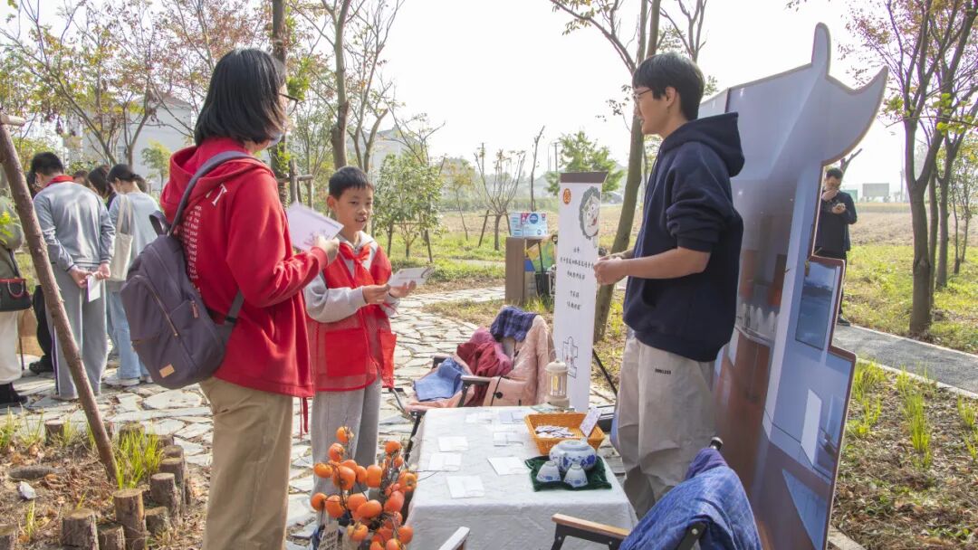 奉城这个村有何魔力,一天解锁家风密码、农事体验与校地合作三重惊喜→ 奉城这个村有何魔力,一天解锁家风密码、农事体验与校地合作三重惊喜→