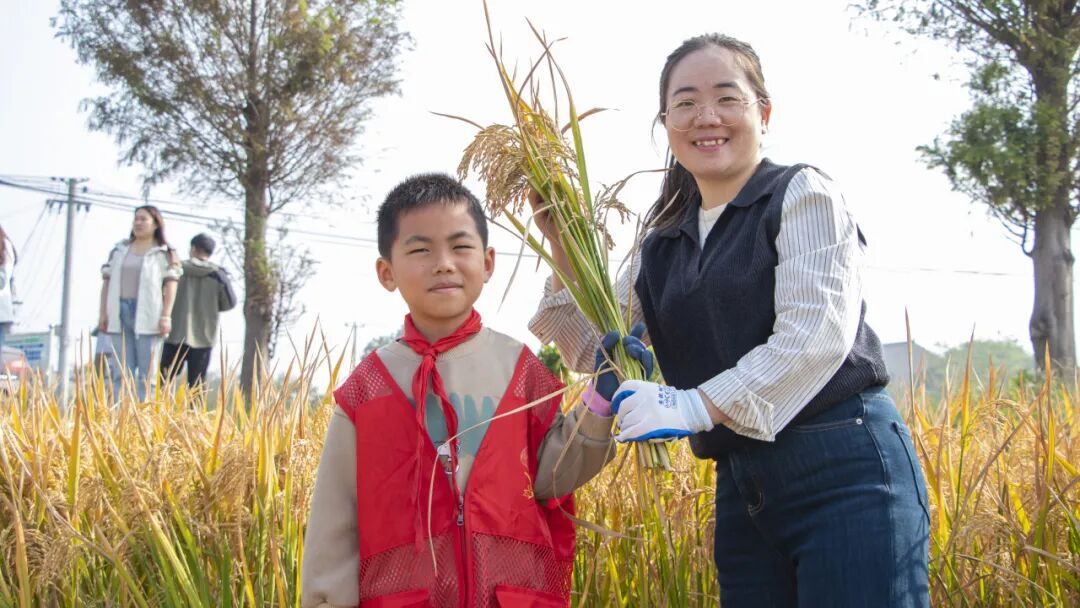 奉城这个村有何魔力,一天解锁家风密码、农事体验与校地合作三重惊喜→ 奉城这个村有何魔力,一天解锁家风密码、农事体验与校地合作三重惊喜→