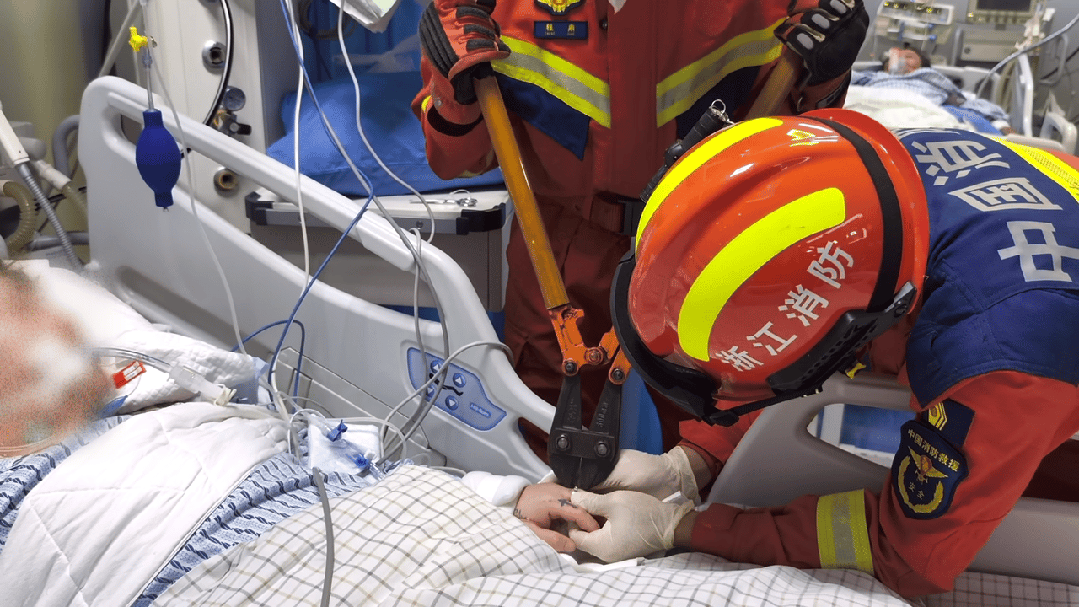 icu里的两分钟"手术",主刀医生竟是消防员!