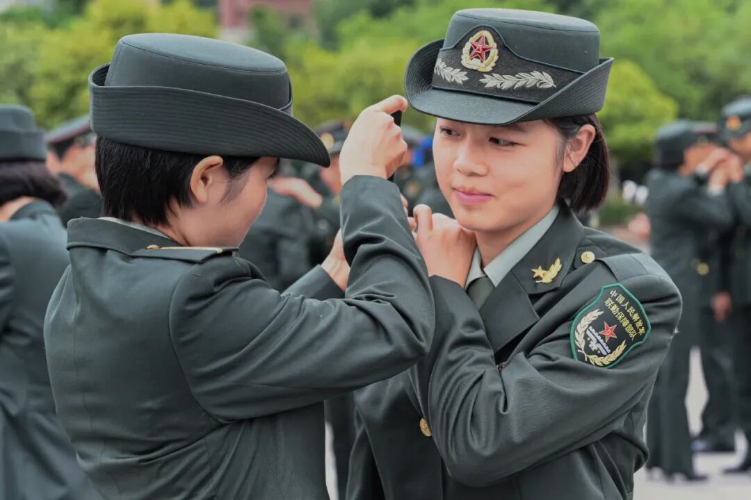 3所新调整组建军校为首届新学员授衔！