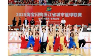 溫州商學(xué)院校藝術(shù)團(tuán)舞蹈隊(duì)亮相浙BA賽場(chǎng)