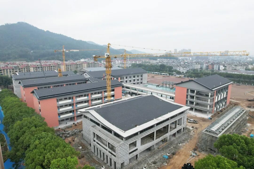 持续加大教育基础设施投入,推进中小学和幼儿园新建,改扩迁建项目落地