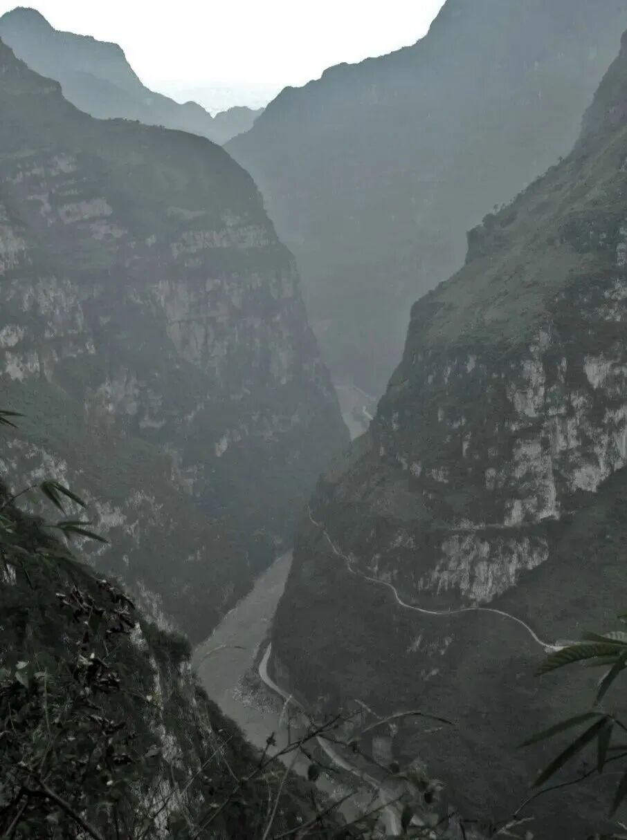 这里原先是峨边彝族自治县一个依山傍水的小镇,由于三线建设工厂进驻