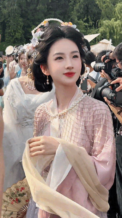 排队5小时,互动3分钟,年轻人流行“调戏”景区NPC