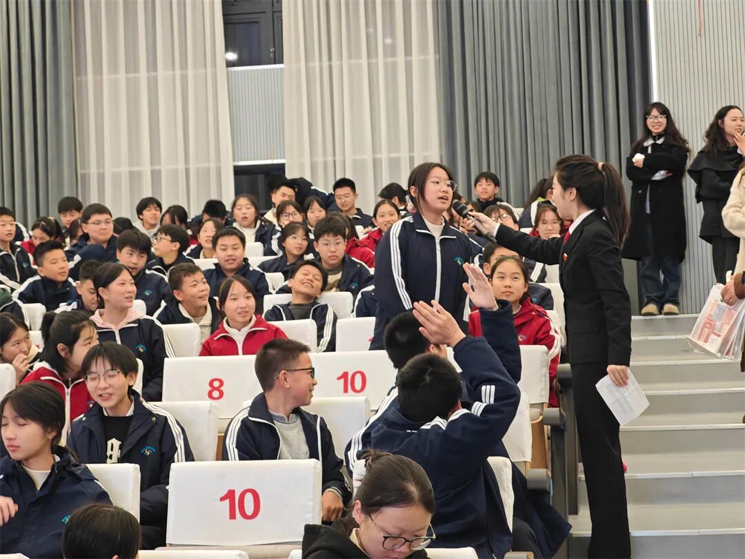 —涪陵法院民二庭为实验中学学子送上法治"必修课"
