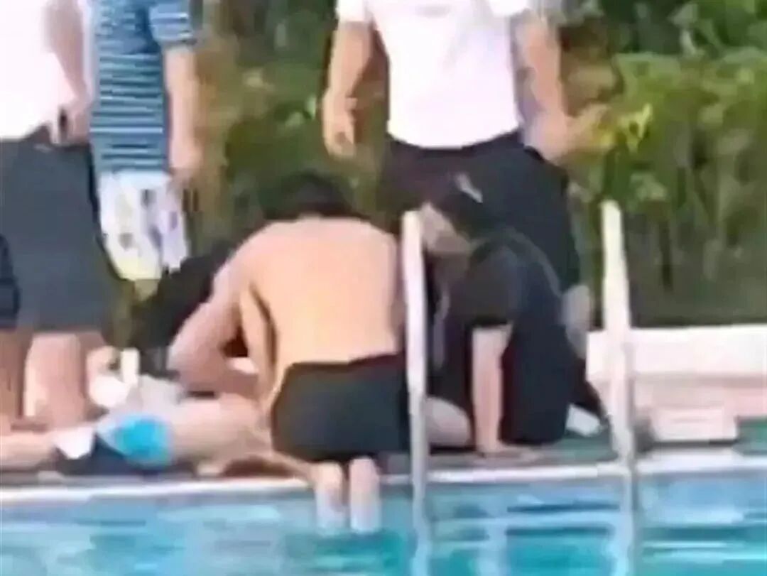 有目击者称,当时男孩溺水的地方在游泳池的中间区域,水深大概1