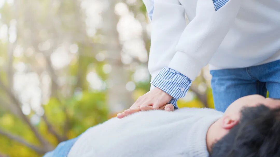 为什么有人一穿高领就浑身难受?小心这种病,严重会引起猝死