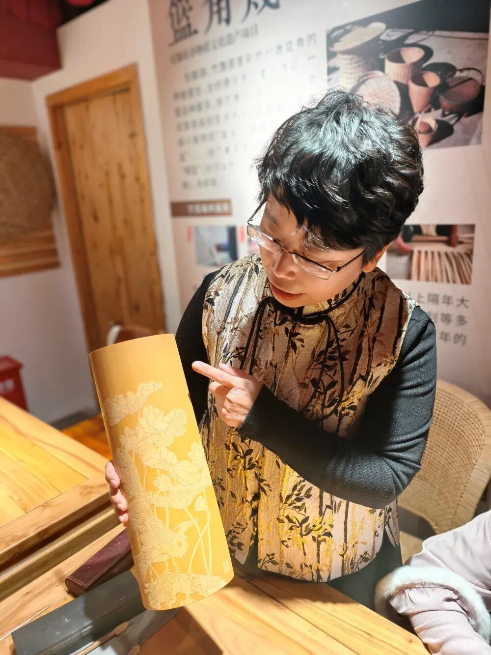 "乔瑜介绍说.荡口古镇非遗展演一角暮色中的荡口古镇,绣娘