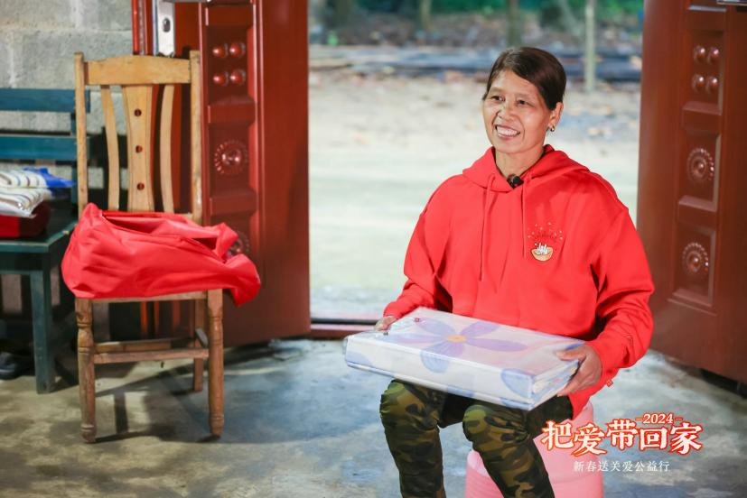 100个公益暖心她故事｜母亲邮包：120万份牵挂，让千万女性把温暖带回家